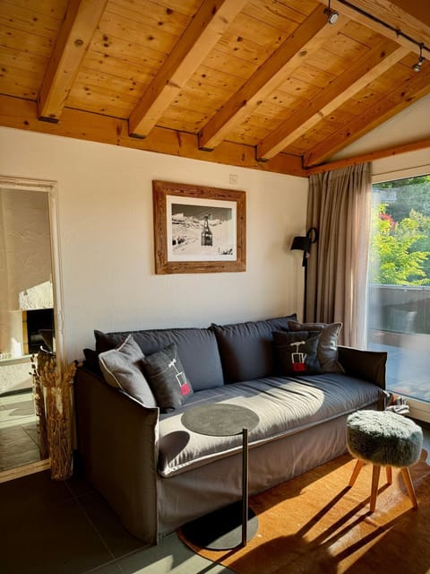Bed, Living room