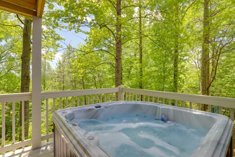 Blue Ridge Getaway with Hot Tub and Seasonal View! Haus in Blue Ridge