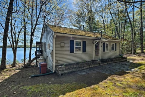 Quaint Cottage with Dock on Annabessacook Lake! Haus in Monmouth
