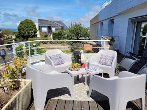 La terrasse, jacuzzi et vue mer à 100m de la plage Apartment in Granville