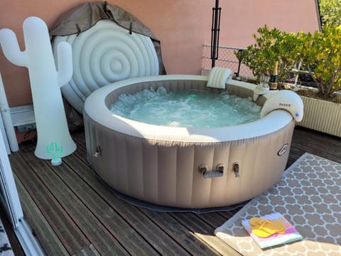 La terrasse, jacuzzi et vue mer à 100m de la plage Apartment in Granville