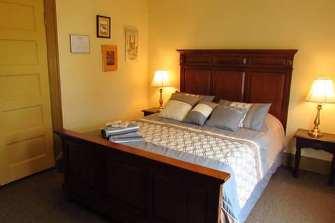 Great Gorge Guesthouse - Walk to the Falls, the Casino and all Downtown Restaurants - Across from the Aquarium House in Niagara Falls