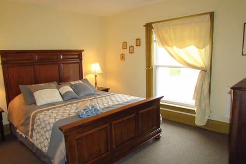 Great Gorge Guesthouse - Walk to the Falls, the Casino and all Downtown Restaurants - Across from the Aquarium Maison in Niagara Falls