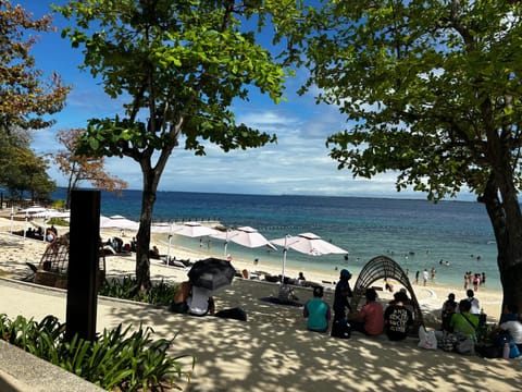 Cebu Cozy Ocean View 1BR,17th,private beach,pool,Wifi,Mactan Apartment hotel in Lapu-Lapu City