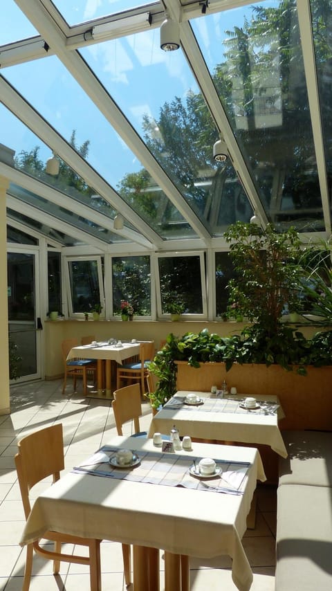 Dining area, Buffet breakfast