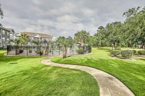Myrtlewood Resort Condo with Games Less Than 2 Mi to Beach! Copropriété in Carolina Forest