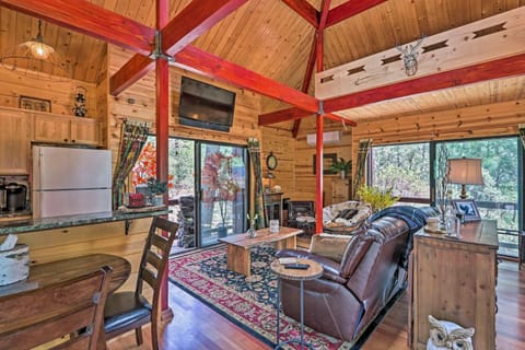 Strawberry and Pine Studio Cabin with Outdoor Oasis! Haus in Strawberry