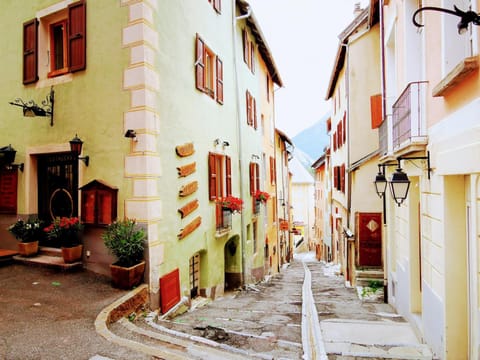 Nearby landmark, Neighbourhood, Skiing, Evening entertainment, Street view