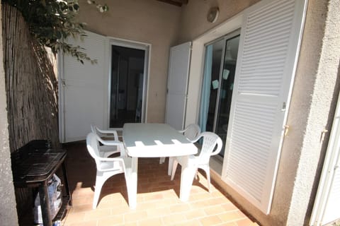 A quelques pas de la plage Belle Maison de vacances, 6 à 8 couchages, 3 chambres, balcon, jardin, parking, 50 m de la mer- PORTIRAGNES PLAGE LXBOSQD Villa in Portiragnes