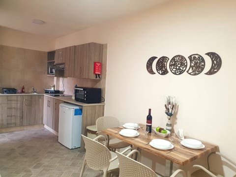 Kitchen or kitchenette, Dining area, oven, stove, toaster