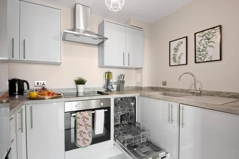 Spacious & Cosy, Netflix, Parking, Colindale Station Condominio in Edgware