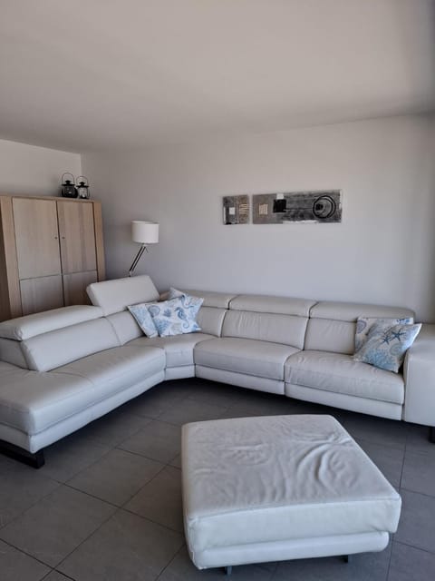 LUXURY APP, frontal sea View + south terrace + garage Apartment in Middelkerke