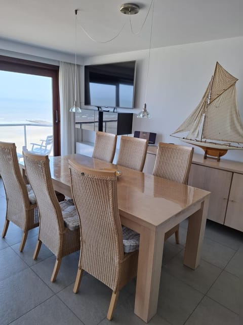 LUXURY APP, frontal sea View + south terrace + garage Apartment in Middelkerke
