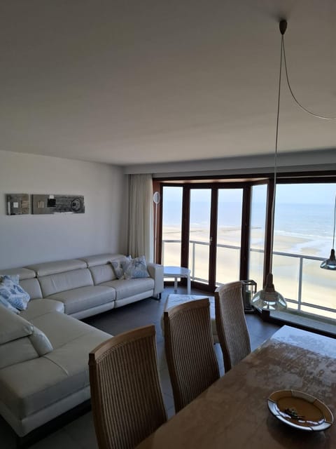 LUXURY APP, frontal sea View + south terrace + garage Apartment in Middelkerke