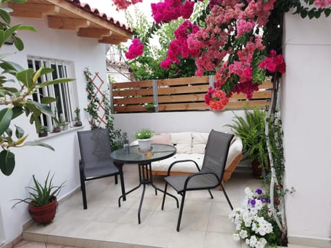 Patio, Spring, Day, Garden, View (from property/room), Balcony/Terrace, Living room, Seating area, Dining area, Garden view