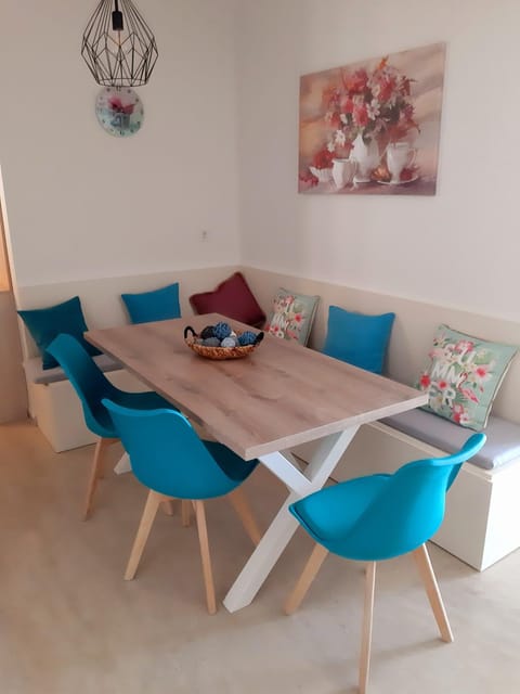 Seating area, Dining area