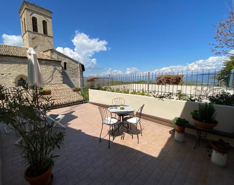 App. con terrazza panoramica in centro-Montefalco Apartment in Montefalco
