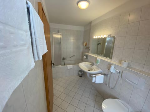 Shower, Toilet, Bathroom, Family, Bath, heating, towels