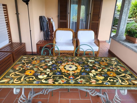 Casa Intignano - Camera con bagno e portico vista lago Apartment in Tremezzo