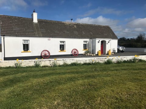 Toddys Cottage & Stables House in Longford