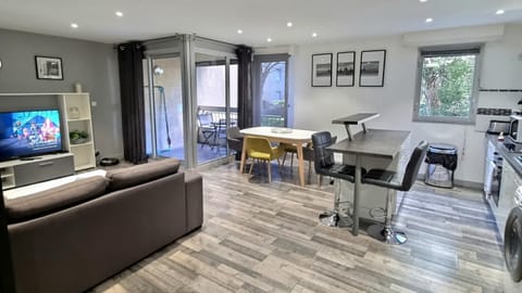 TV and multimedia, Kitchen or kitchenette, Living room, Seating area, Dining area, minibar