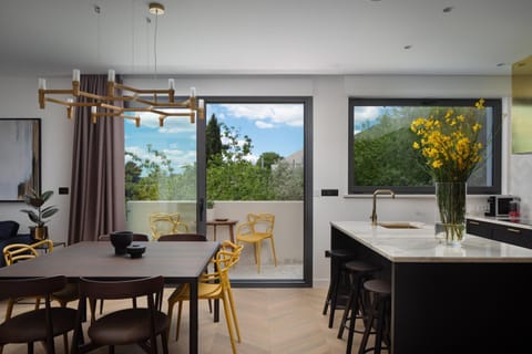 Coffee/tea facilities, View (from property/room), Balcony/Terrace, Kitchen or kitchenette, Decorative detail, Seating area, Dining area