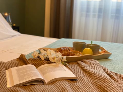 Bed, Food and drinks, Bedroom, Breakfast