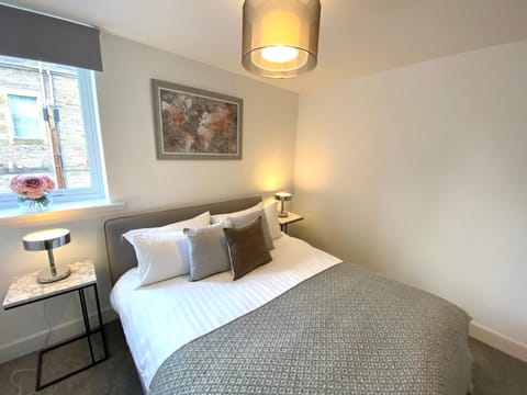 High Street, Stylish City Centre Apartment, 3 Bed Condo in Perth