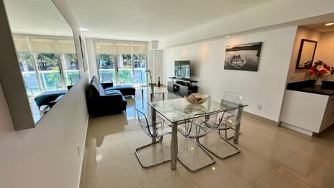 Sunny Isles, beach life! Parking included Wohnung in Sunny Isles Beach