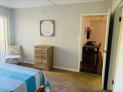 2 Bed/ 1 Bath efficiency Apartment- Close to Downtown! Inn in East Ridge