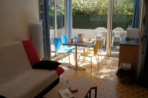 Patio, View (from property/room), Living room, Garden view