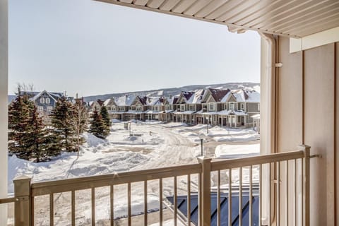 Executive Town Home-Mountain View-Historic Snowbridge Village, Walking Distance to the Resort House in Grey Highlands