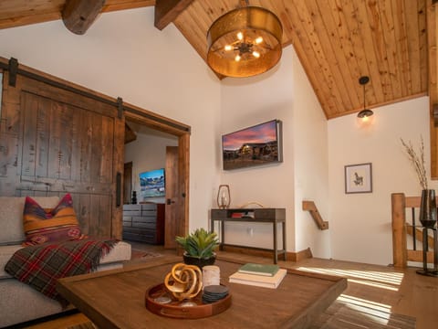 Estes Escape - Jacuzzi, Indoor Outdoor Fireplace, Perfect Location! House in Estes Park