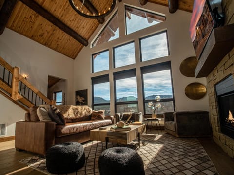 Estes Escape - Jacuzzi, Indoor Outdoor Fireplace, Perfect Location! House in Estes Park