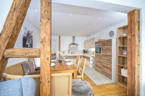 Kitchen or kitchenette, Seating area