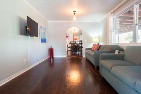 Good Tides-A, sleeps 14, fire pit House in Tampa