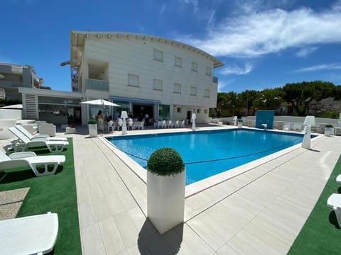 Property building, Restaurant/places to eat, Spring, Summer, Solarium, Lounge or bar, Pool view, Swimming pool, Swimming pool