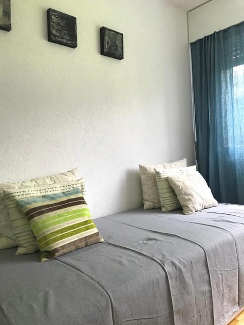 Photo of the whole room, Garden view