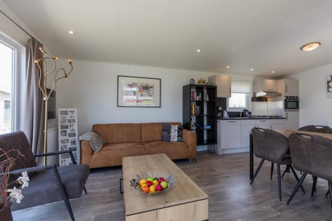 Welcome in - Chalets vakantiepark Hart van Zeeland met zonnig terras Chalet in Zeeland, Netherlands