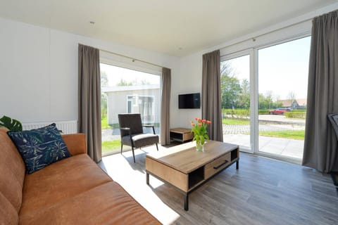 Welcome in - Chalets vakantiepark Hart van Zeeland met zonnig terras Chalet in Zeeland, Netherlands