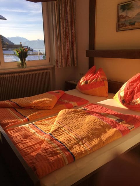 Photo of the whole room, Bedroom, Lake view, Mountain view