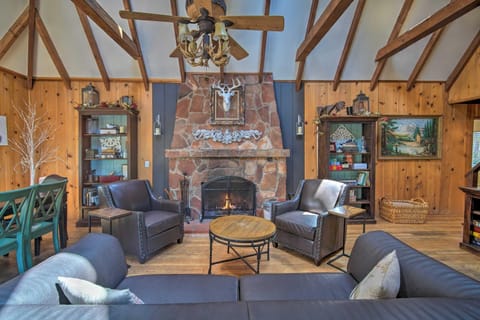 Lakeview Lodge Fit for Groups Less Than 1 Mile to Lake! Casa in Lake Arrowhead