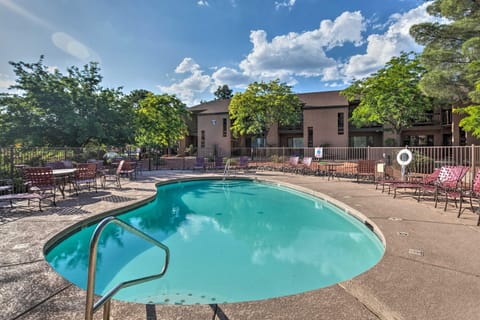 Sunny Sedona Condo with Resort Pool and Grill Access! Copropriété in Village of Oak Creek