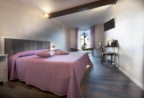 Bed, TV and multimedia, Photo of the whole room, Bedroom