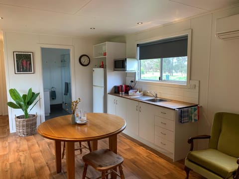 Mascot Cottage - Pet Friendly and Complimentary Breakfast Hamper Bed and Breakfast in West Wyalong