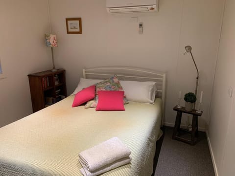 Mascot Cottage - Pet Friendly and Complimentary Breakfast Hamper Bed and Breakfast in West Wyalong