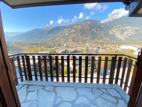 View (from property/room), Balcony/Terrace, City view, Garden view, Mountain view, Quiet street view