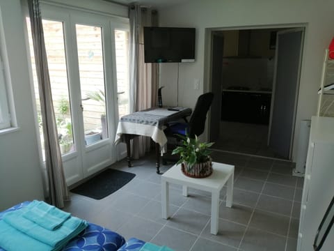 Bed, TV and multimedia, Bedroom