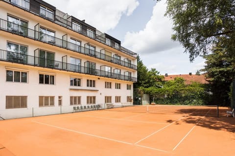 Property building, Tennis court, Area and facilities