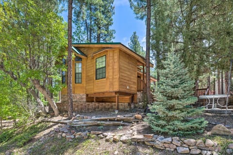 Show Low Cabin with Furnished Deck - Near Hikes Haus in Show Low